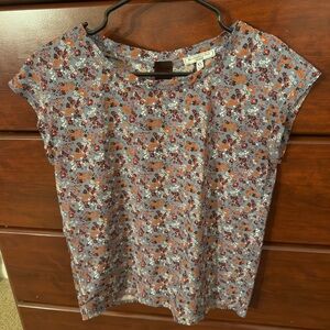 ABERCROMBIE & FITCH• floral scoop neck• short sleeve blouse• peekaboo accent